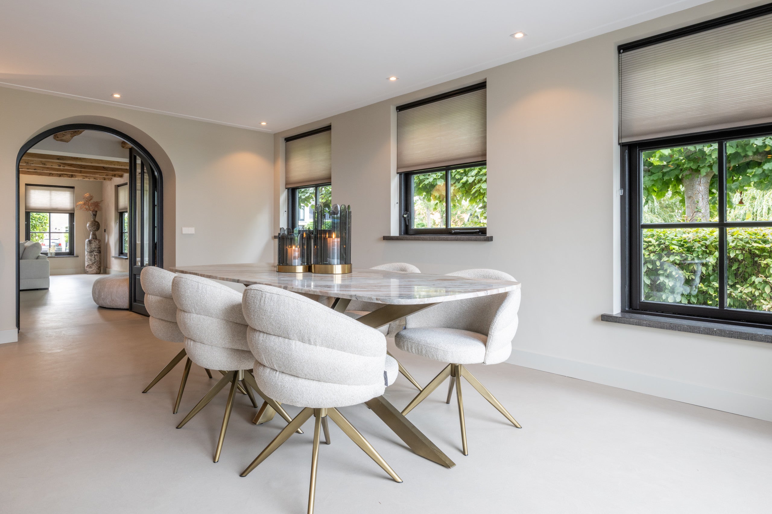 Richmond Interiors Esszimmerstuhl Zendaya biscotti swivel fire retardant Esszimmerstuhl Richmond Interiors