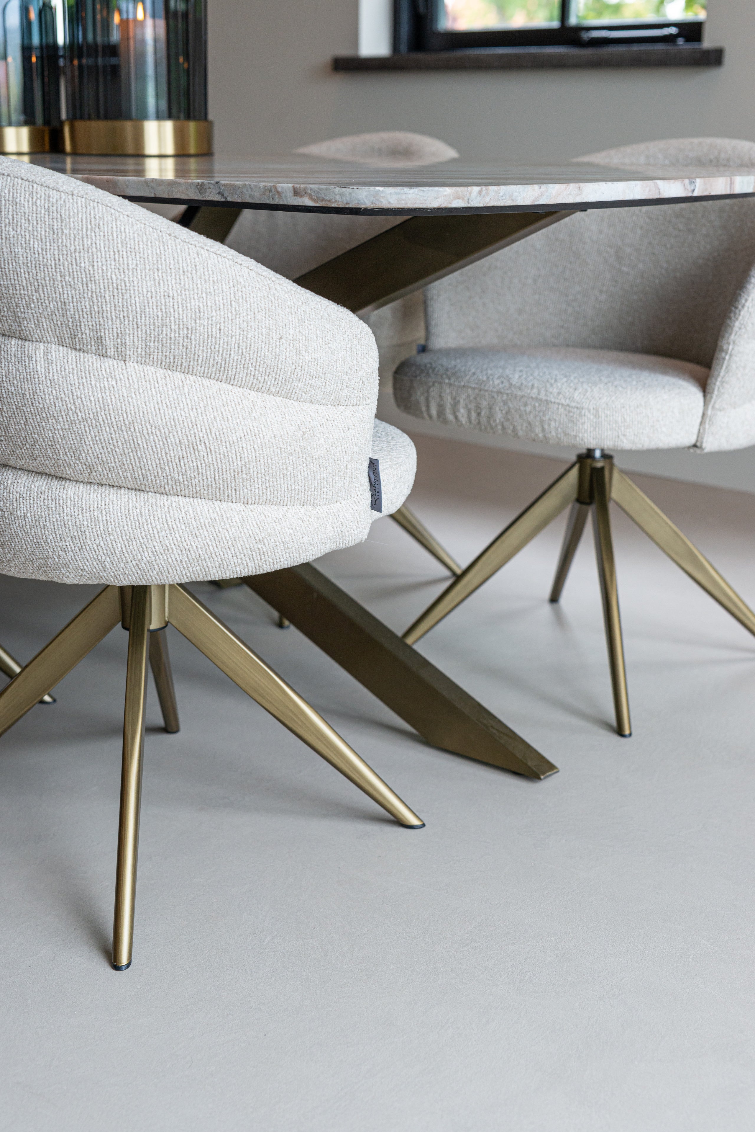 Richmond Interiors Esszimmerstuhl Zendaya biscotti swivel fire retardant Esszimmerstuhl Richmond Interiors