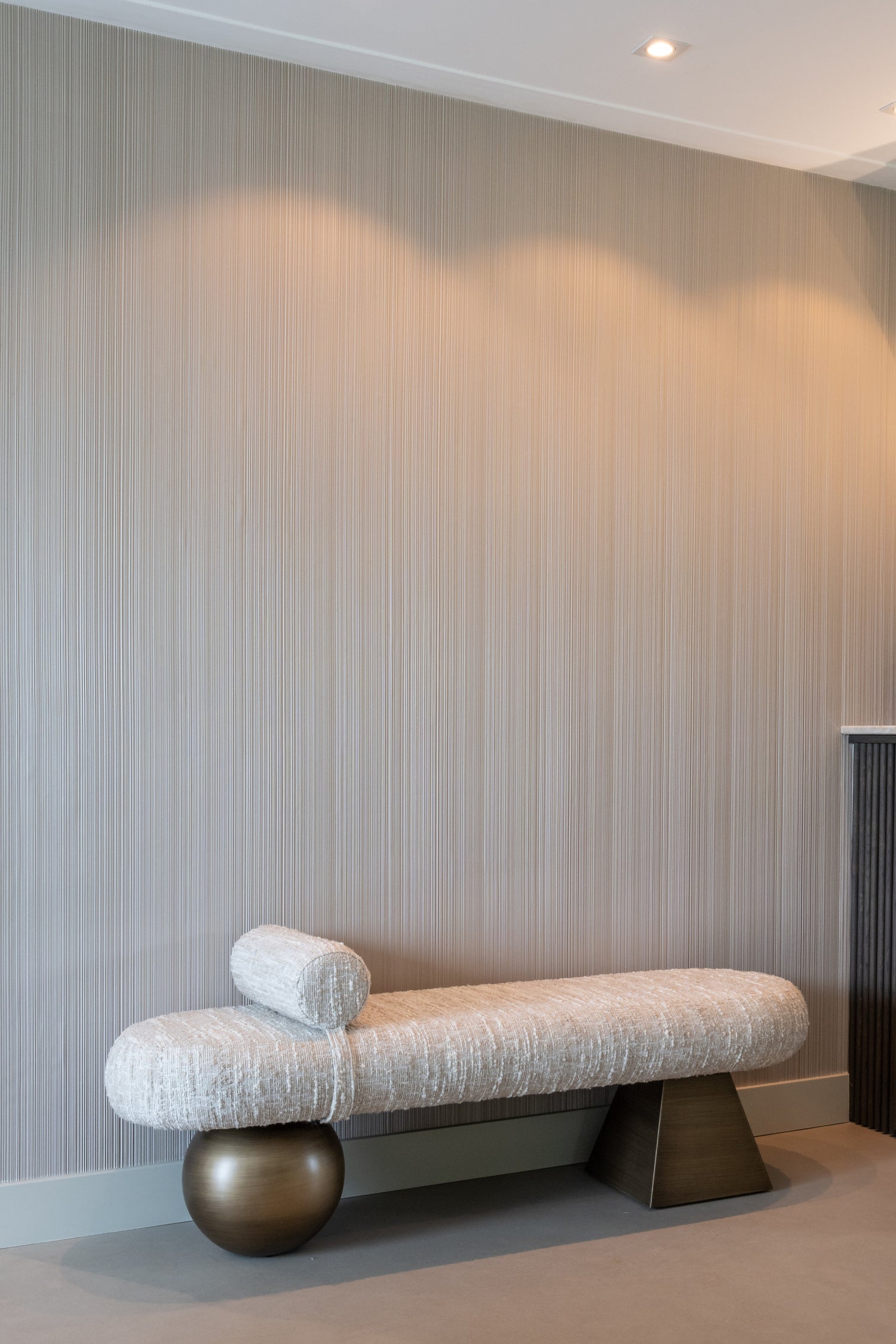Richmond Interiors Bank Alexander Jones beige angora (Geneva) Bank Richmond Interiors