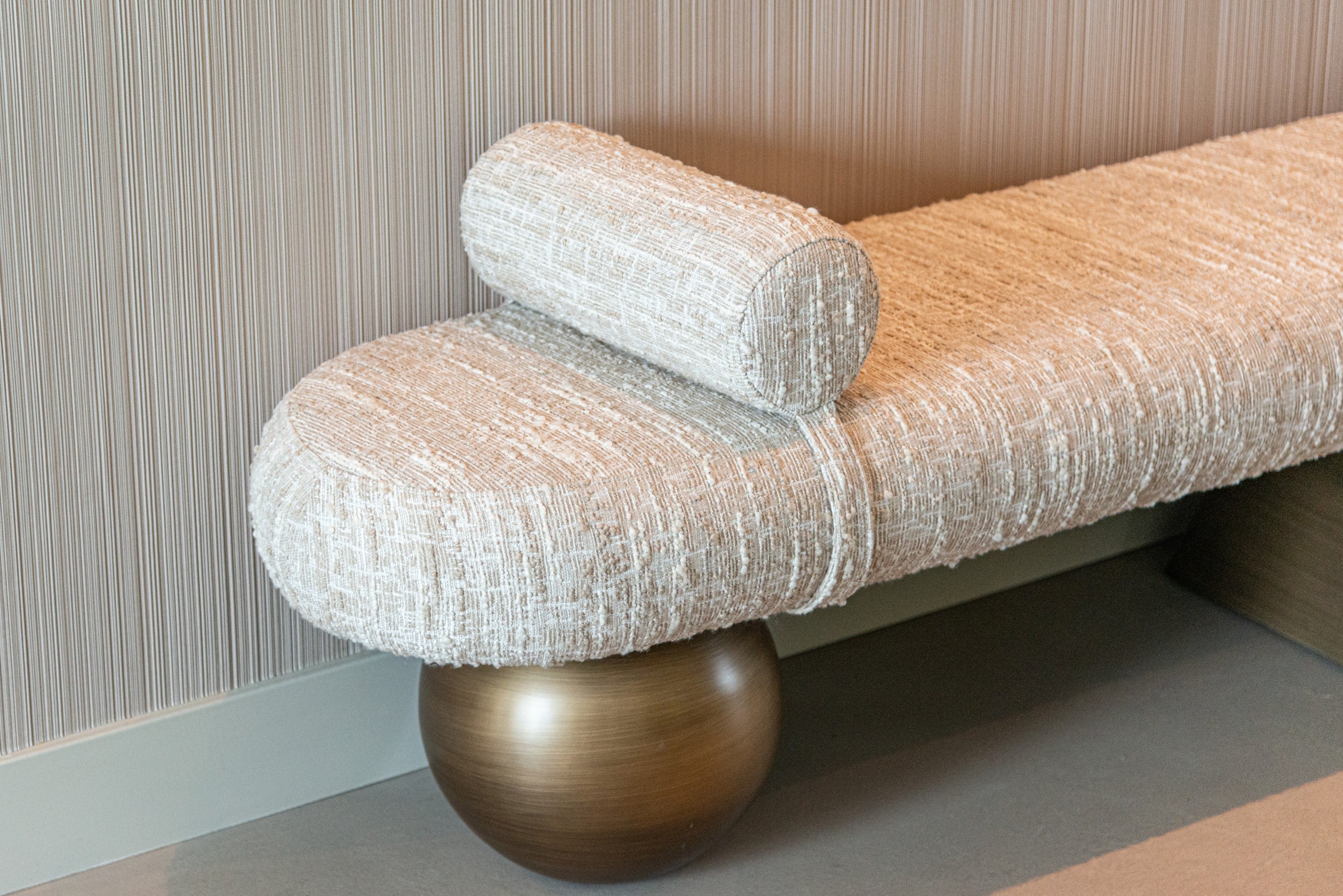 Richmond Interiors Bank Alexander Jones beige angora (Geneva) Bank Richmond Interiors