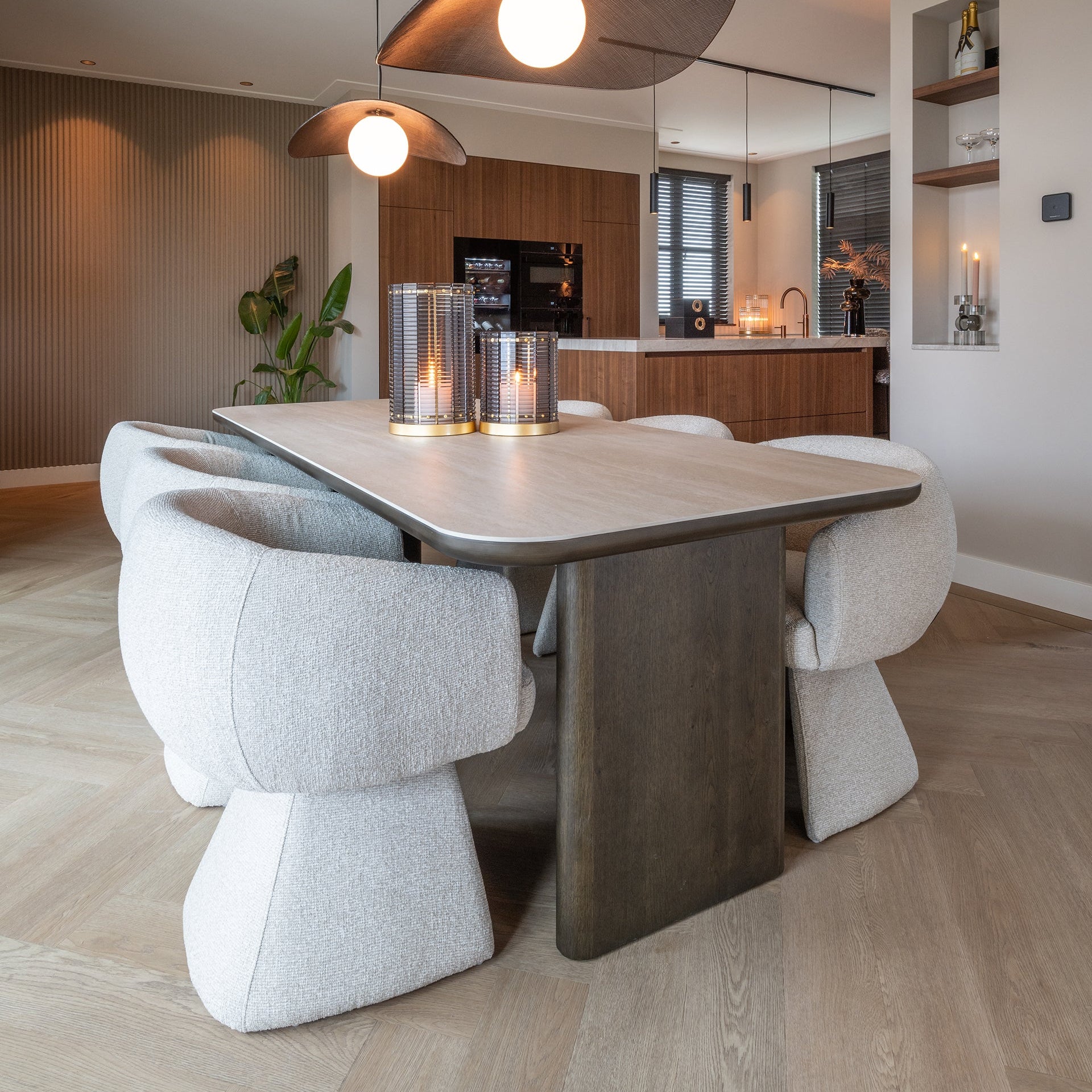 Richmond Interiors – Esszimmerstuhl Quiriro biscotti drehbar Esszimmerstuhl Richmond Interiors