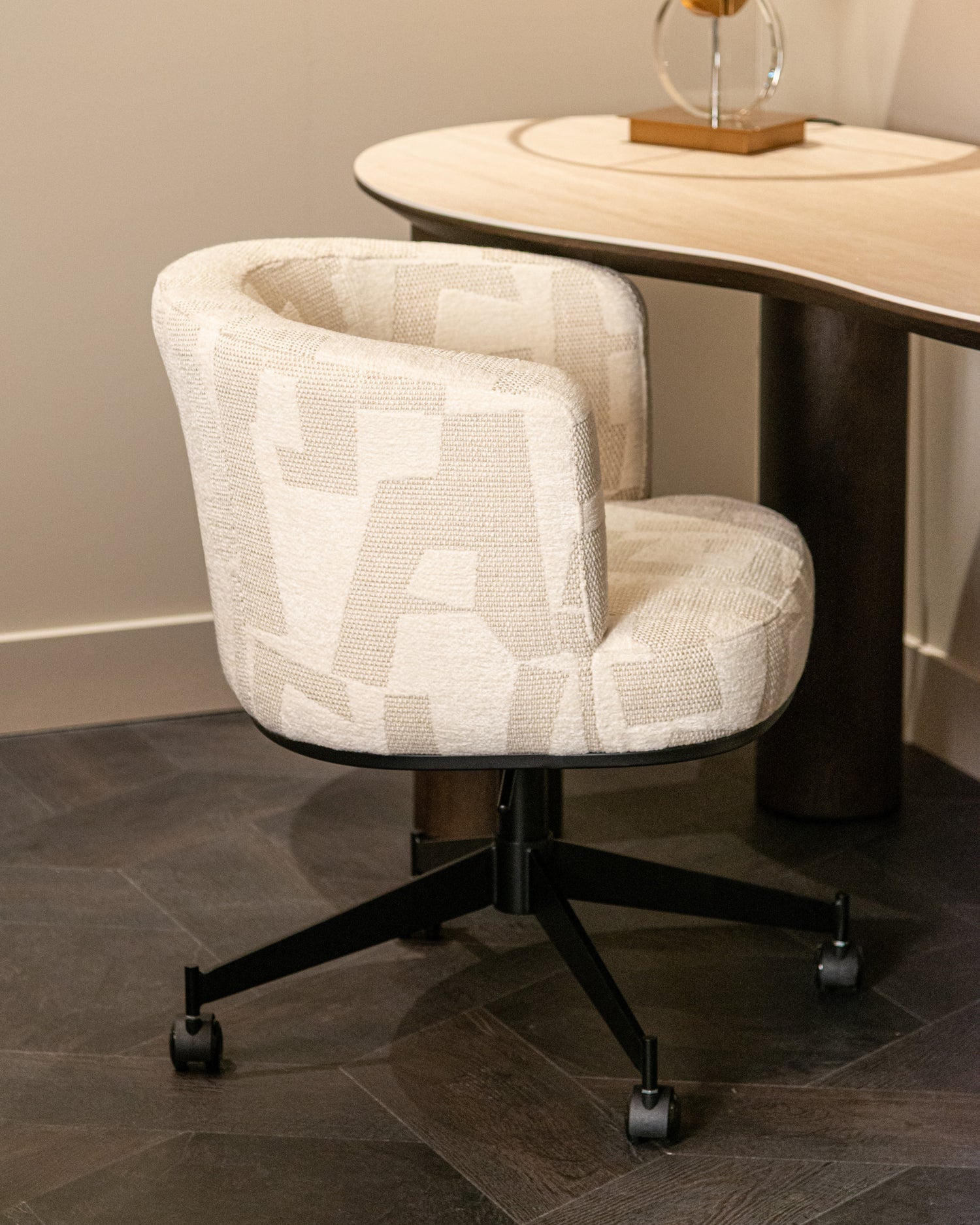 Richmond Interiors Esszimmerstuhl Rochenne beige graffic swivel on wheels Esszimmerstuhl Richmond Interiors