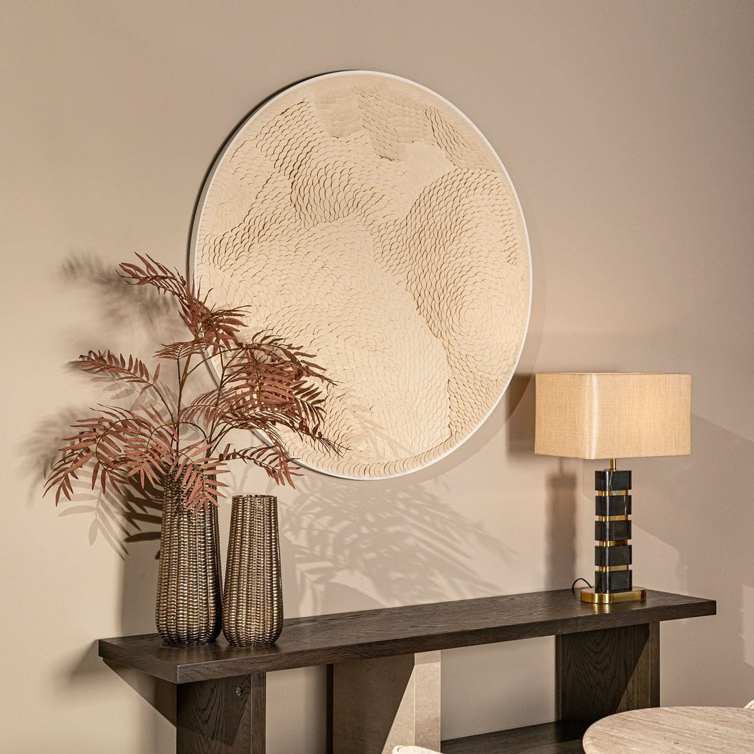 Richmond Interiors Wandkunst Flow – Rundes 3D-Kunstwerk in Weiß, Ø110 cm Wandobjekt Richmond Interiors