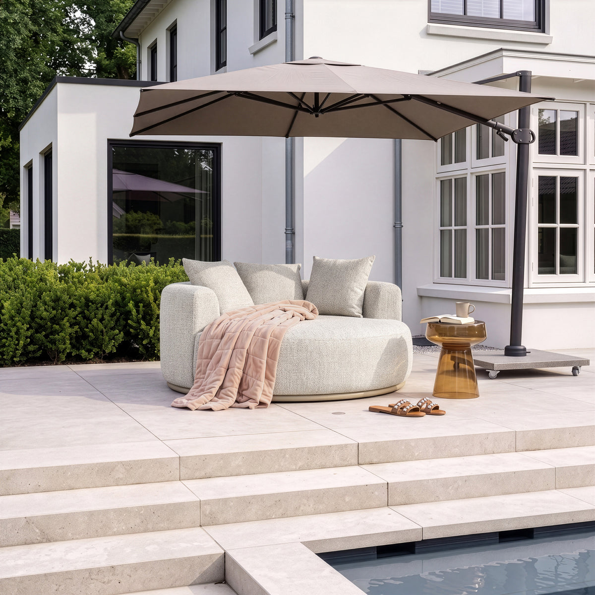 Richmond Interiors Outdoor Liege Belucci ecru round