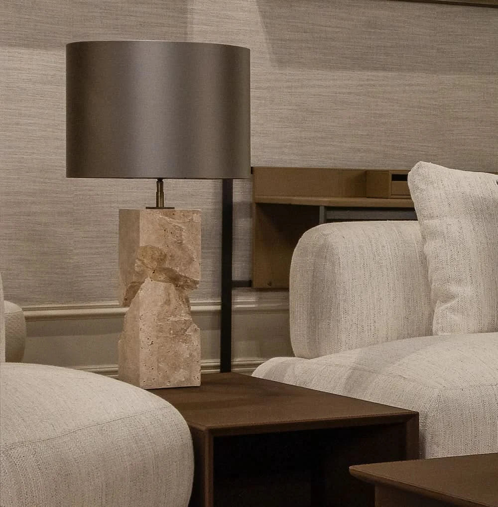 The Grand MONTELLA Tischleuchte – Travertin Beige | Gunmetal Tischlampe The Grand Collection