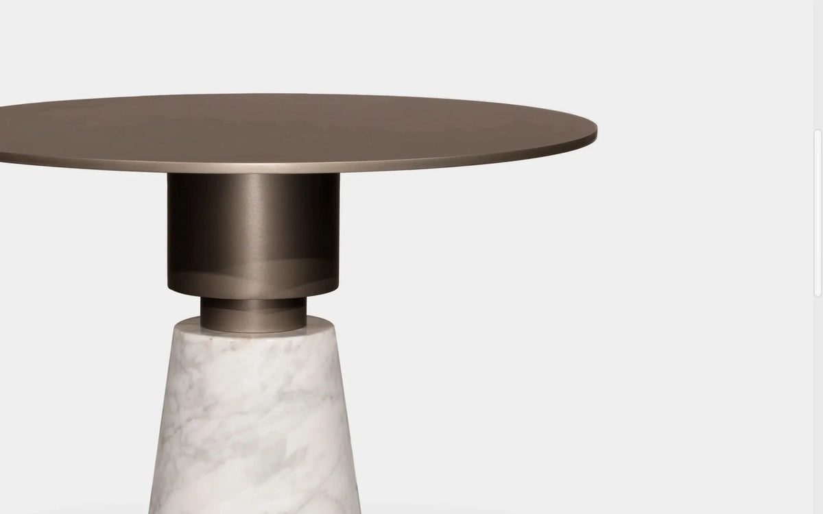 The Grand Collection SHANE Beistelltisch – Weißer Carrara-Marmor und Bronze Beistelltisch rund The Grand Collection