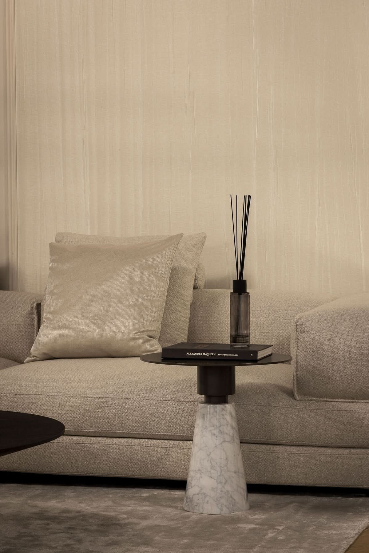 The Grand Collection SHANE Beistelltisch – Weißer Carrara-Marmor und Bronze Beistelltisch rund The Grand Collection